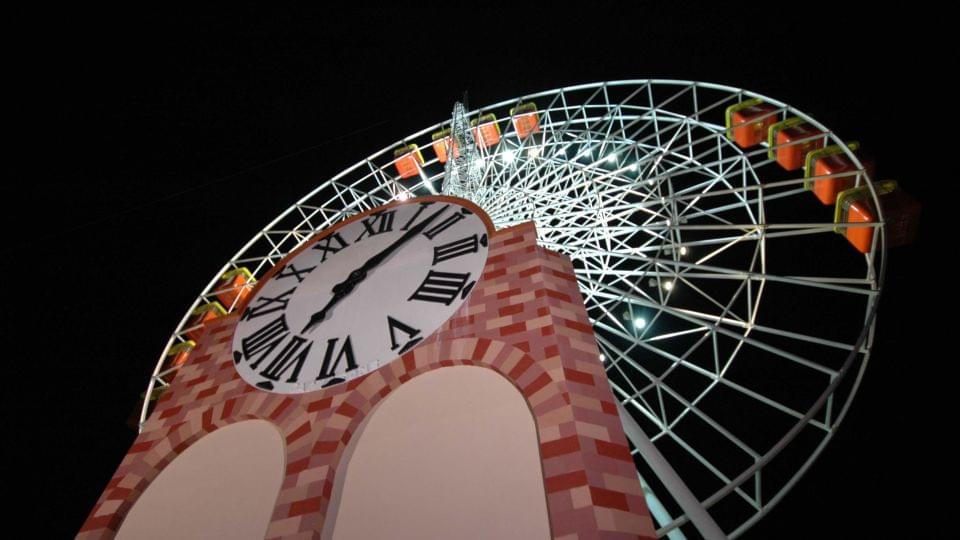 Get nostalgic and excited while riding the classic Ferris wheel