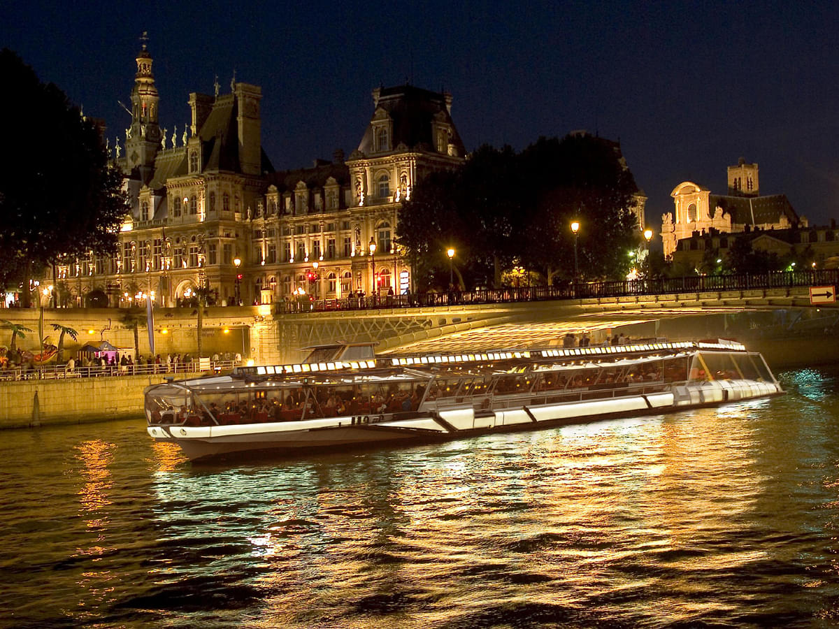 Sail on the beautiful river Seine