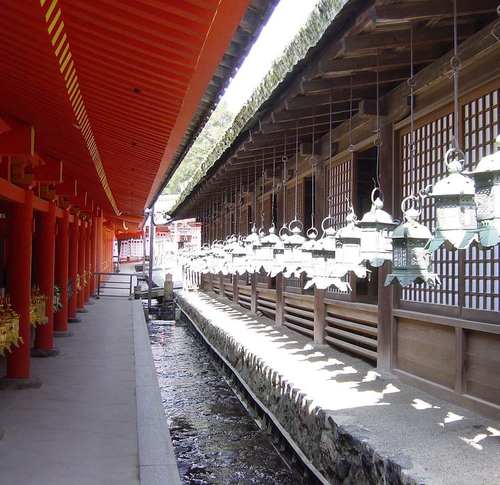 Admire the architecture of the shrine