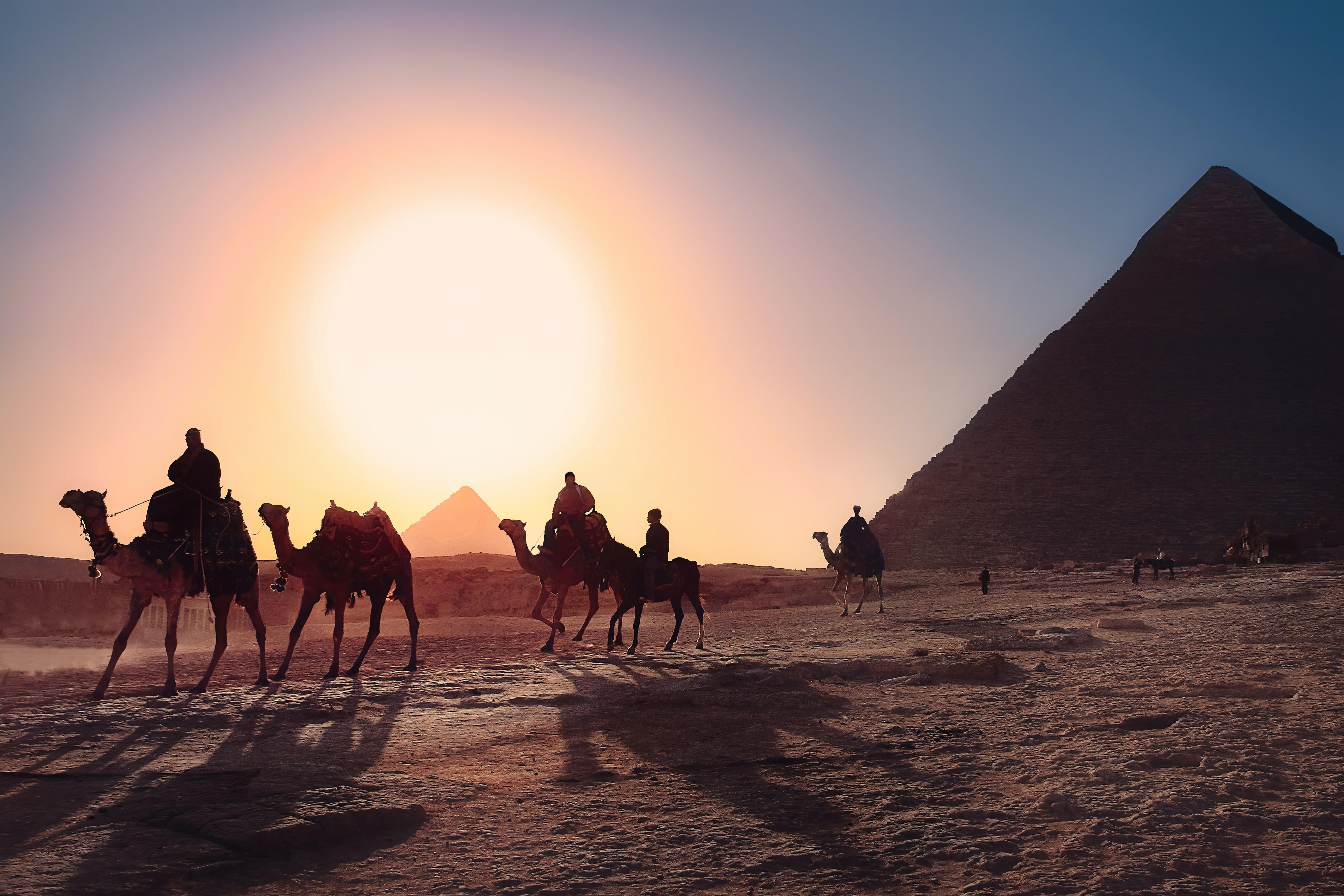 Full-Day Giza Pyramids and Egyptian Museum and Bazaar Tour