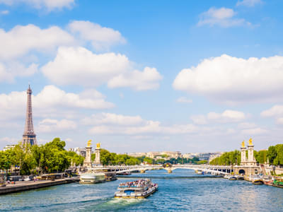 Aboard the cruise on the Seine River to explore Paris amazing monuments