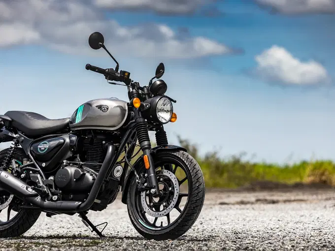 Book a well-maintained Hunter 350 cc on rent and explore the different attractions of Bangalore