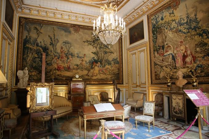 Intricate designs of the wall décor