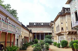 Step inside beautifully painted halls and arched courtyards at Chokhani Haveli on a day trip from Jaipur to Mandawa