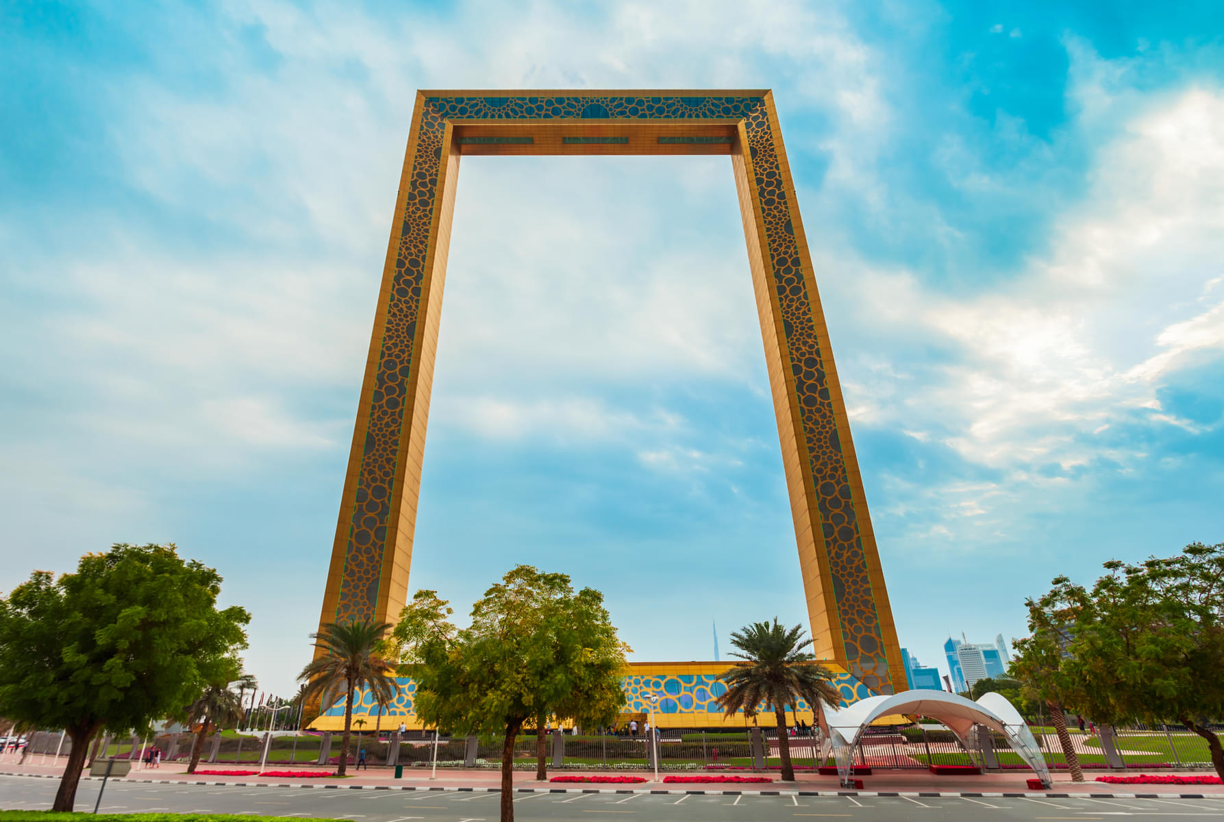 See the world's most giant frame of 150 m height & 95 m width