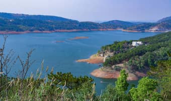 Go on a 8-hour Shillong city tour & visit the serene Umiam Lake along with other attractions