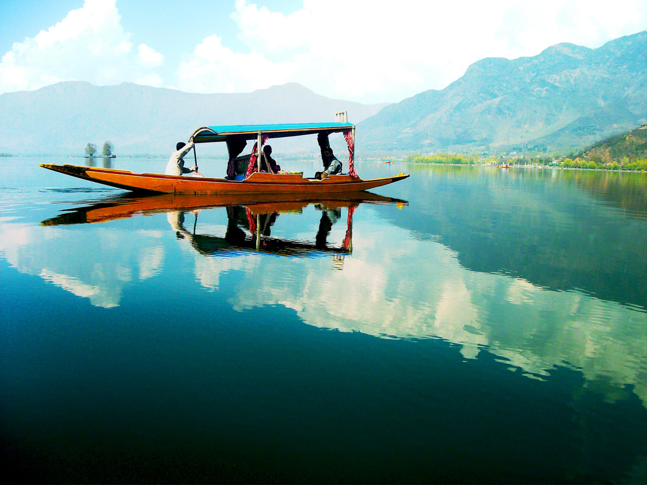 Enjoy the natural paradise of Kashmir as you sail on the pristine waters of Dal Lake in the traditional Shikaras. 