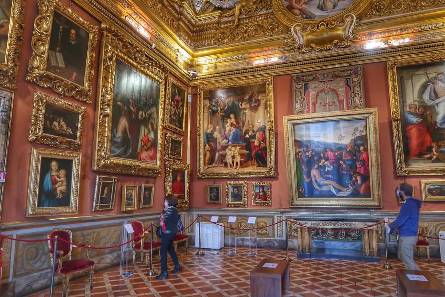 Be amazed by walking to see the wide collection of potraits of Medici family