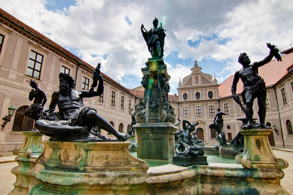 Residenz Fountain Overview