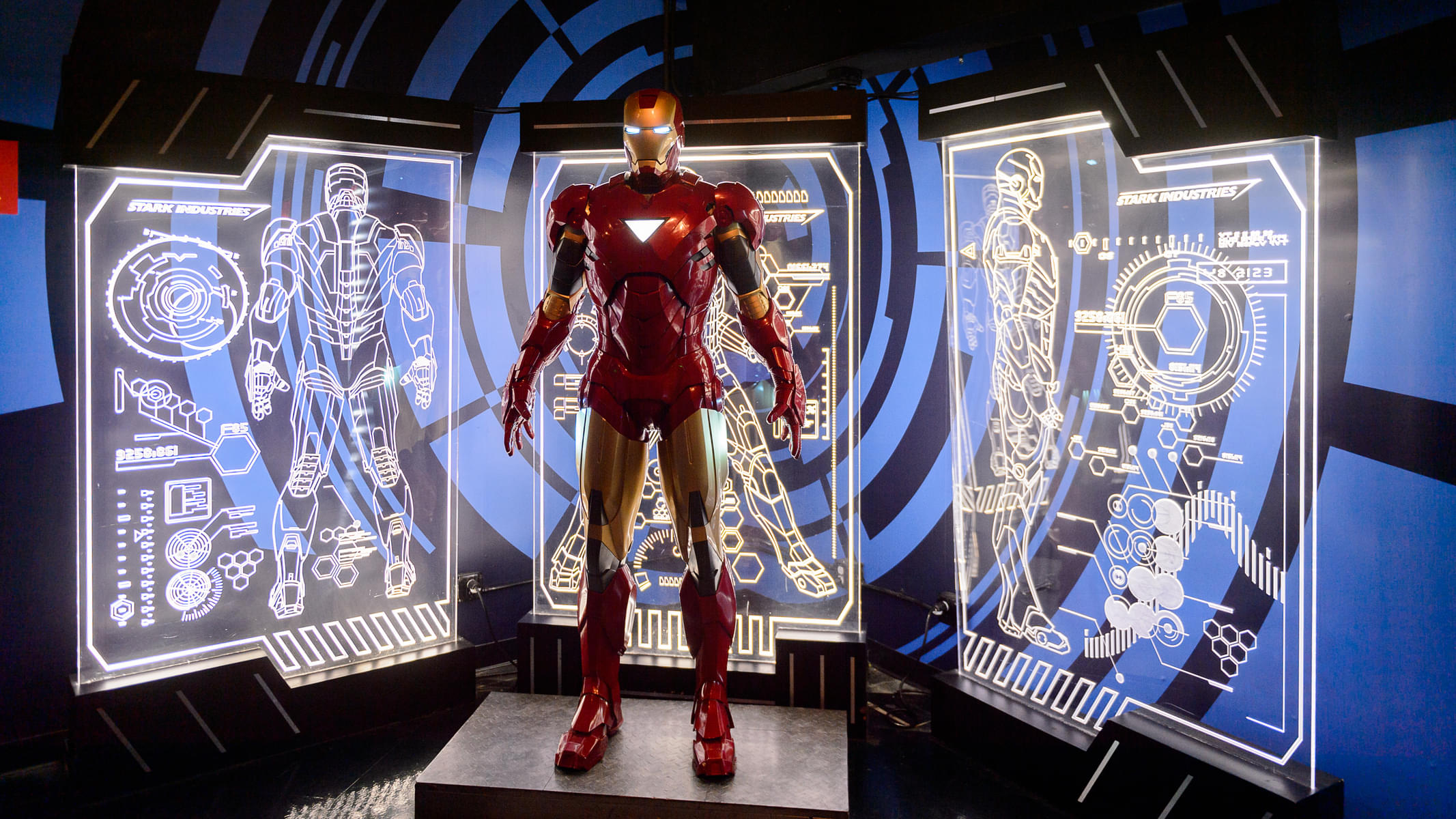 See the amazing replica of the infamous Iron Man suit