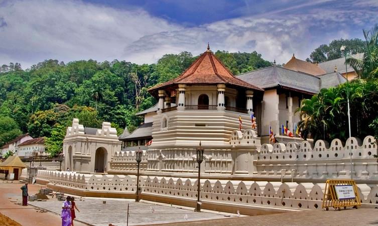The Temple of the Sacred Tooth Relic Overview