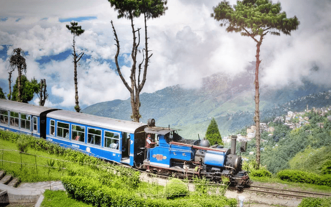 The iconic Toy Train view of Darjeeling 