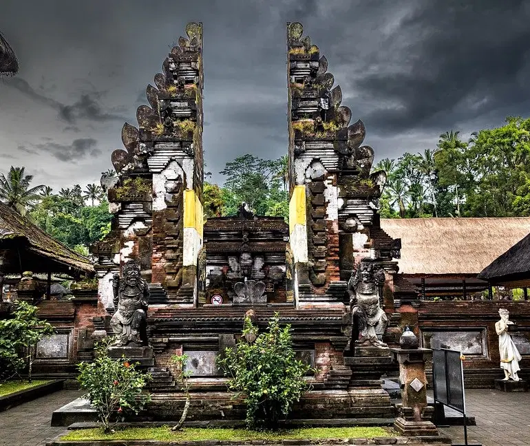 Walk through the Candi Bentar