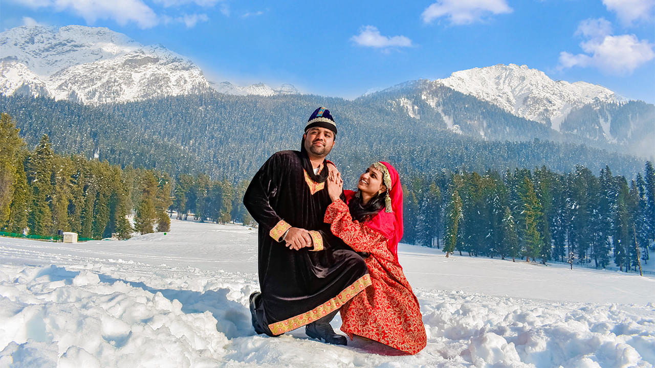 Couple Posing Snowfall Pose Caucasian Couple Photo Background And Picture  For Free Download - Pngtree