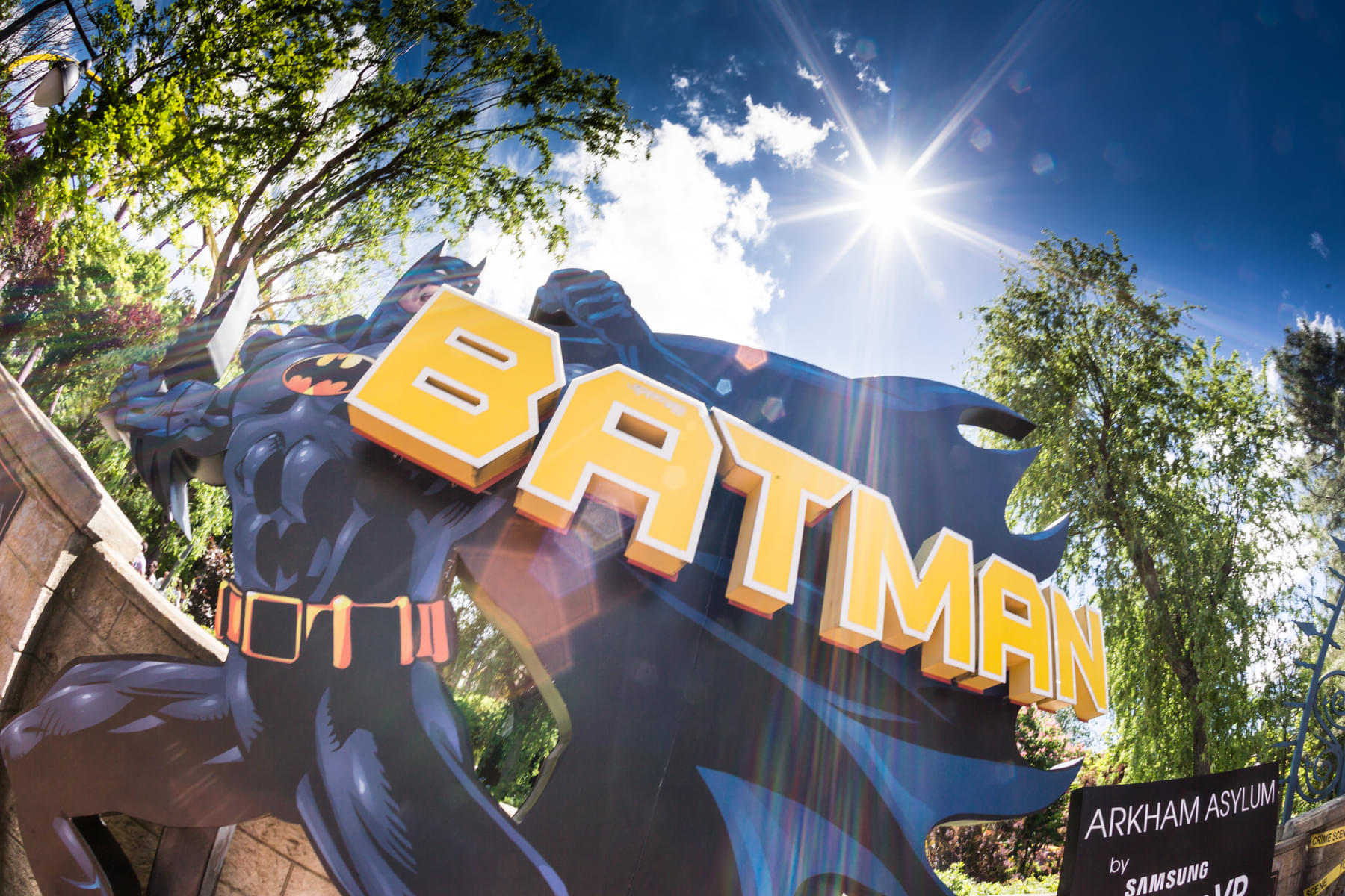 Ride the 83 km/h roller coaster - BATMAN™: La Fuga