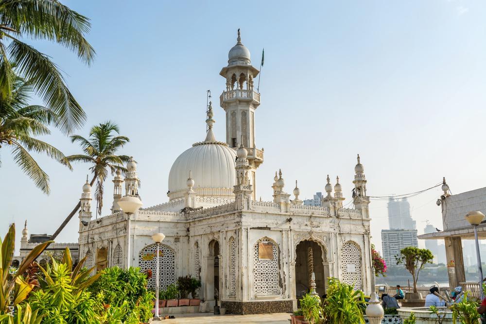 Capture the beauty of Haji Ali Dargah, set against the Arabian Sea during a 9-hour walking tour