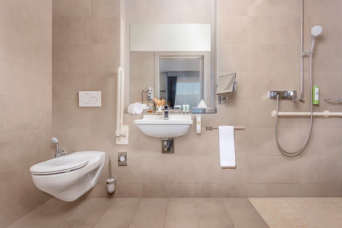 Everness Hotel & Resort