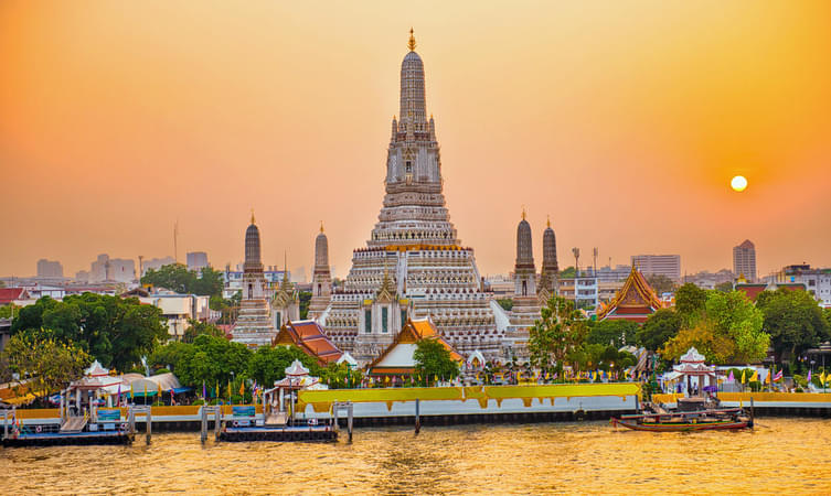 Visit the stunning Wat Arun Temple in Bangkok