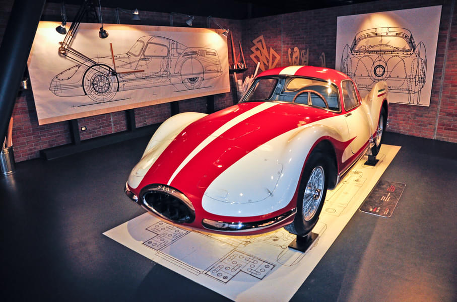 Get amazed with the collection of vintage cars