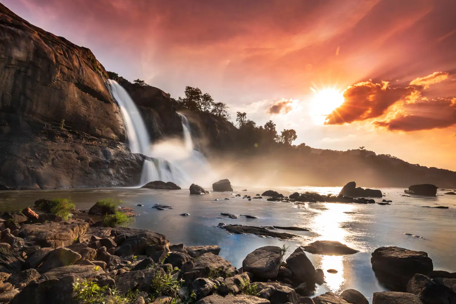 Kerala Highlights with Athirapally | Waterfalls, Wildlife and Shoreline