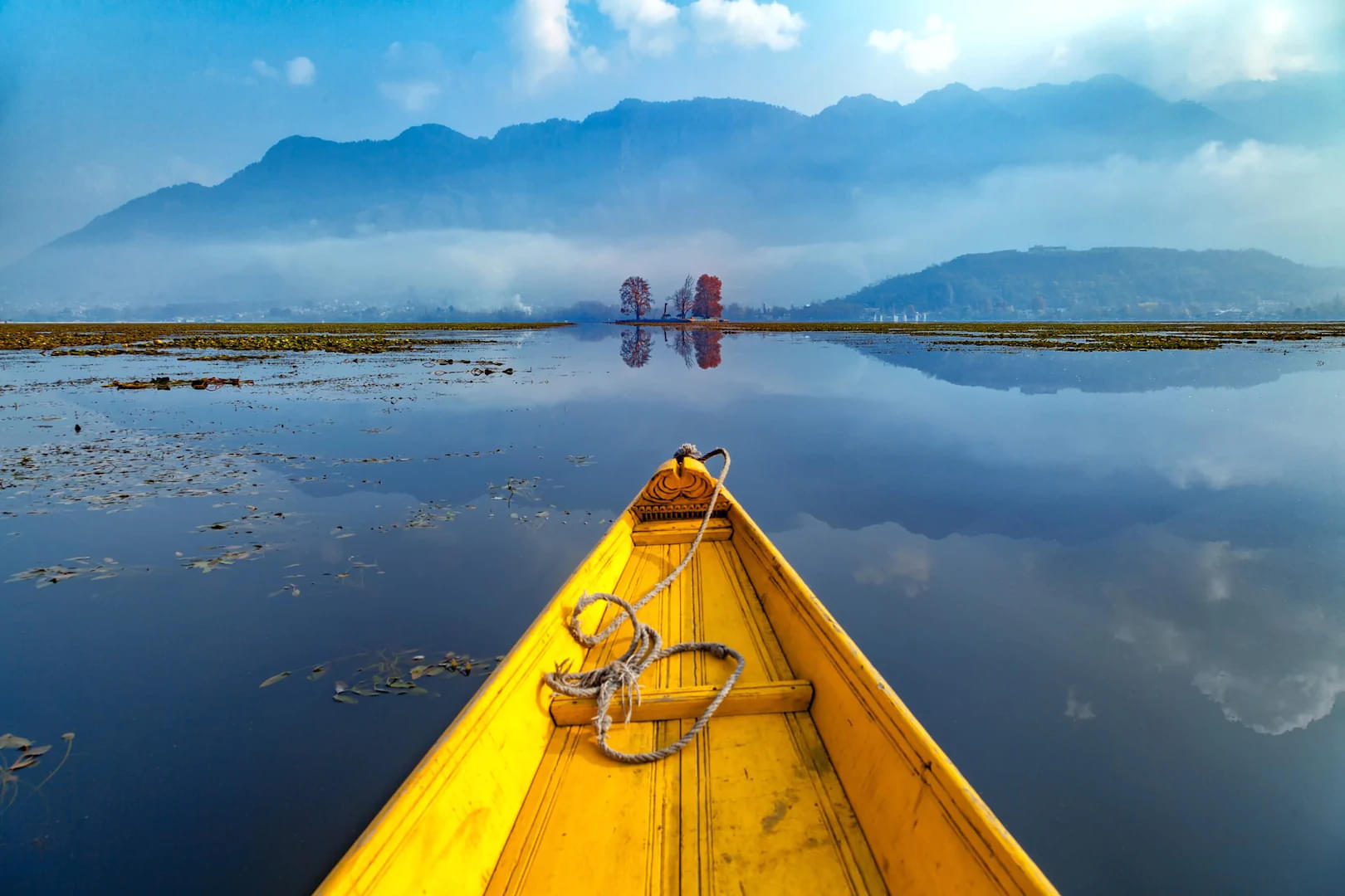 Srinagar, with its unique blend of natural beauty, offers an experience of its cultural heritage, spiritual traditions and a truly unforgettable travel experience.